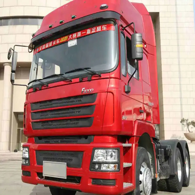 Un camión tractor chino Chenglong H7 4X2 con capacidad de carga de 8,2 toneladas y certificación GCC