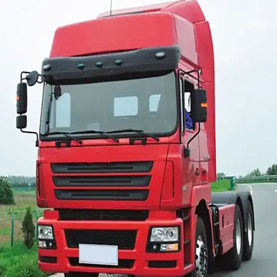 Un camión tractor chino Chenglong H7 4X2 con capacidad de carga de 8,2 toneladas y certificación GCC