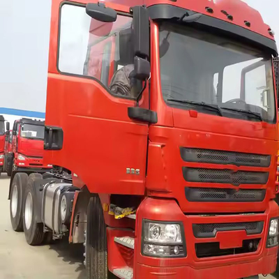 Un camión tractor chino Chenglong H7 4X2 con capacidad de carga de 8,2 toneladas y certificación GCC