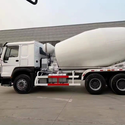 6x4 modo de conducción HOWO camión mezclador de hormigón para el transporte de 8,2 toneladas de hormigón de manera eficiente