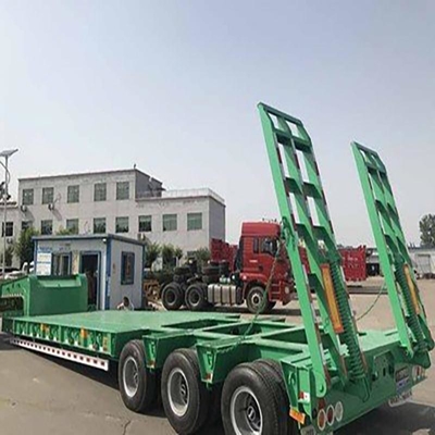 Semi remolque con cubierta baja para equipos pesados y transporte